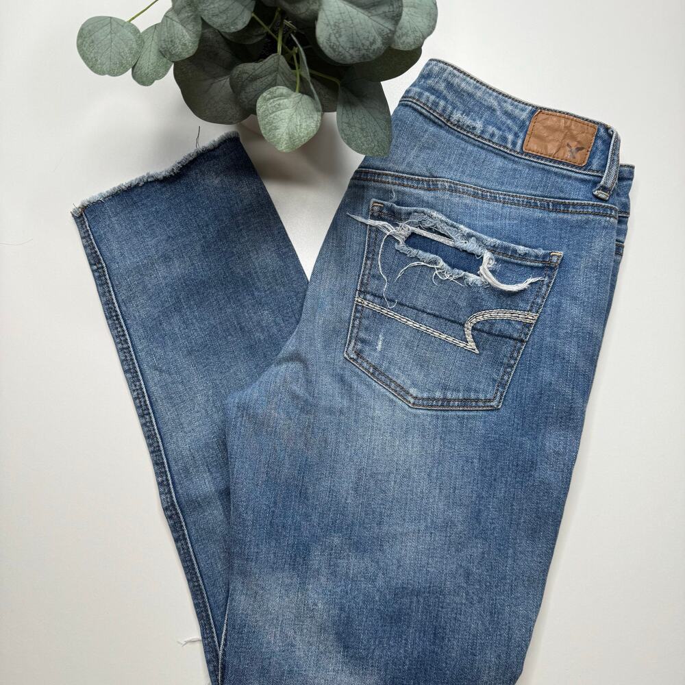 American Eagle | Distressed Stretch Tomgirl Jeans